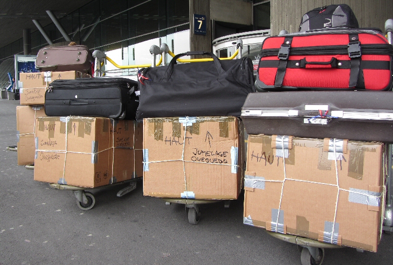 Cinq voyageurs, deux cents kilos de bagages.